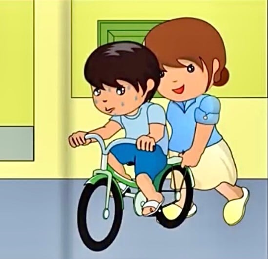 Ảnh bé tập đi xe đạp